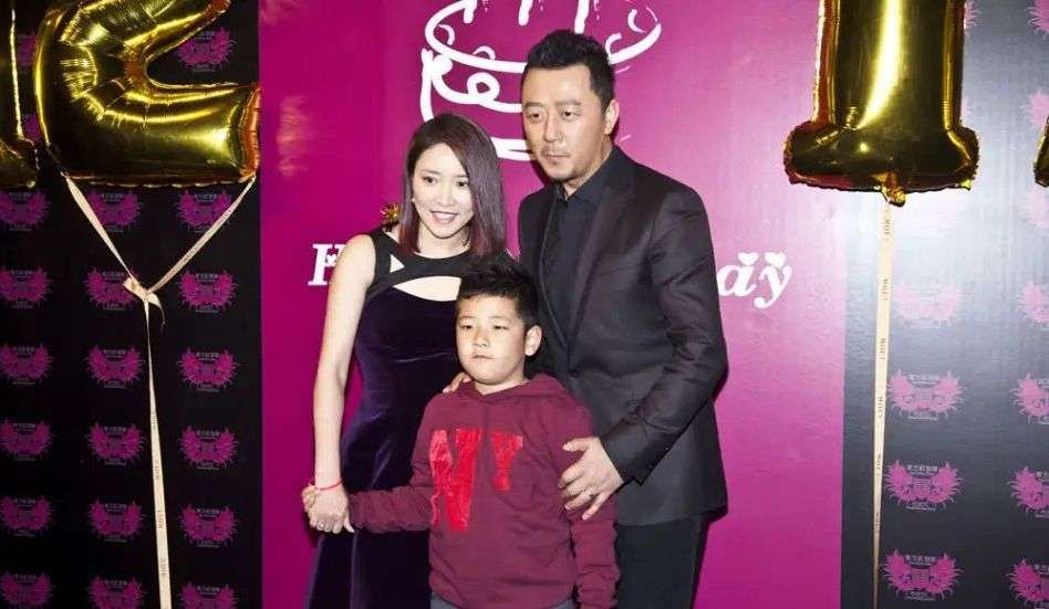 闲鱼有话说 郭涛夫妇罕见同台，小15岁老婆穿西装端庄优雅，气质不输女明星