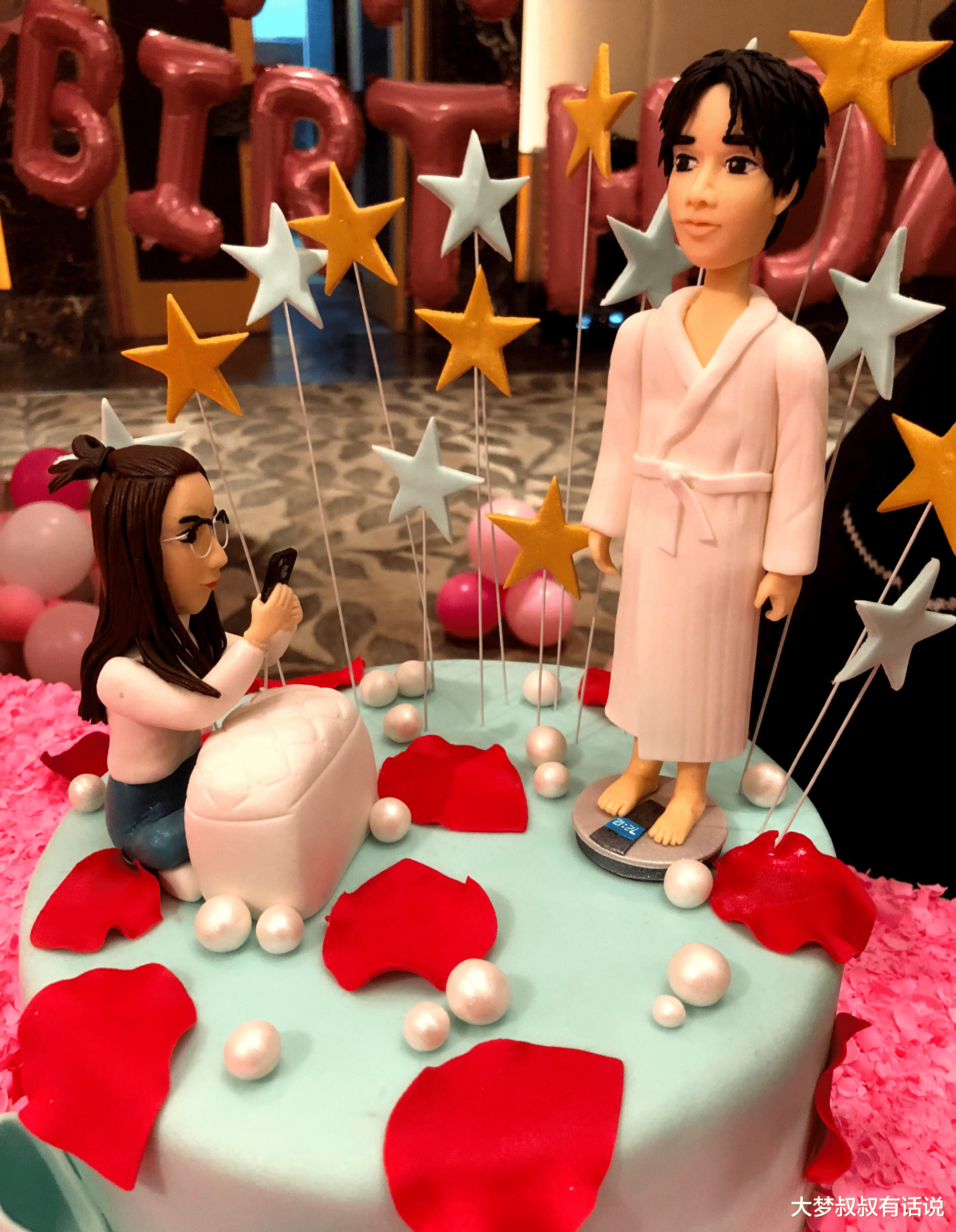 王力宏|王力宏早洩自恋人格！为李靓蕾订制生日蛋糕“主角全是自己”网发麻