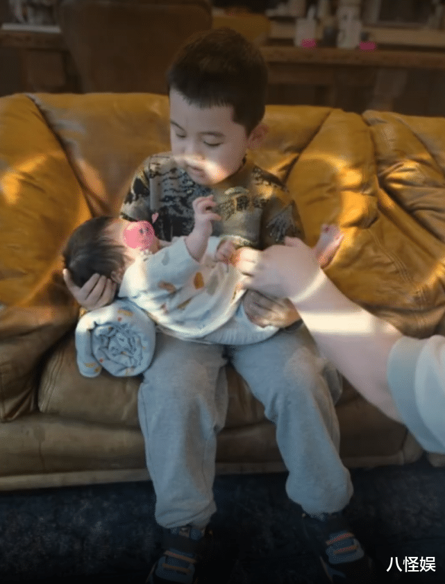 李小萌|李小萌王雷为二胎儿子庆满月，4岁哥哥抱着弟弟，一家四口好温馨