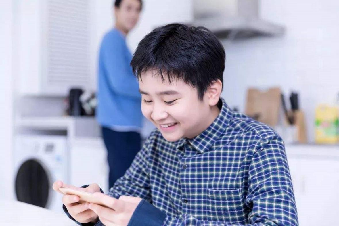 孩子几岁你才给他配手机?别太早也别太晚,李玫瑾:这个年纪刚好