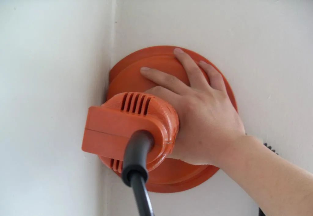 墙面腻子施工完后,打磨一样重要。