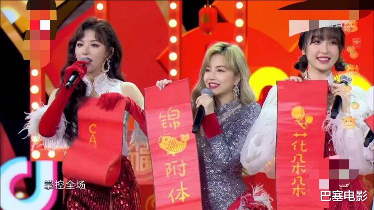 肖战|东方卫视春晚：两“顶流”做作开唱，朱一龙模样大变，肖战太尴尬