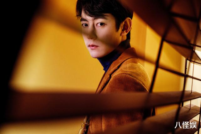 纪凌尘|纪凌尘大4岁女友首晒合照秀恩爱，两个人街头拥抱亲吻，好甜蜜