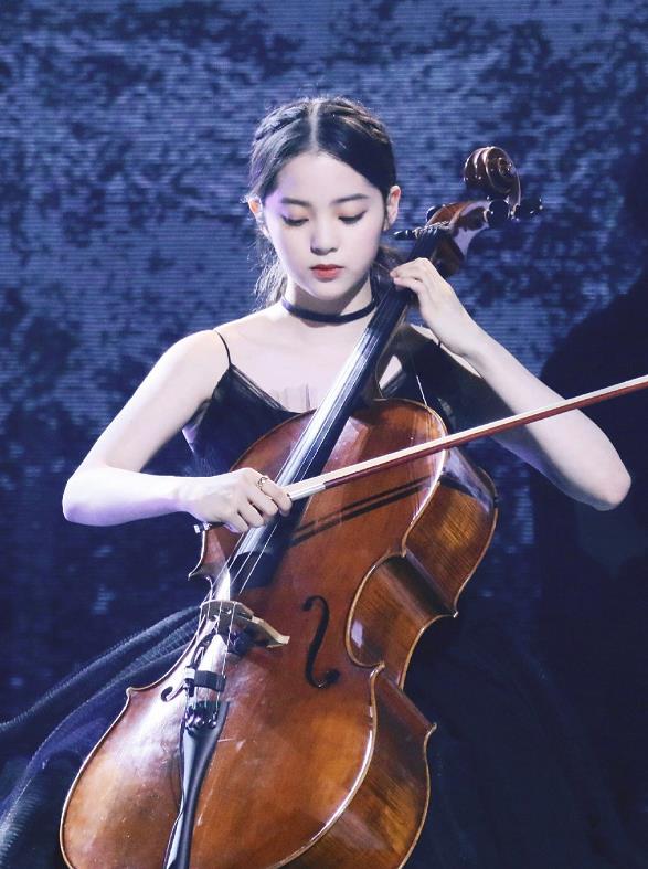 欧阳娜娜|欧阳娜娜晒写真疑似没穿bra，又被骂绿茶，她会是另一个雪莉吗