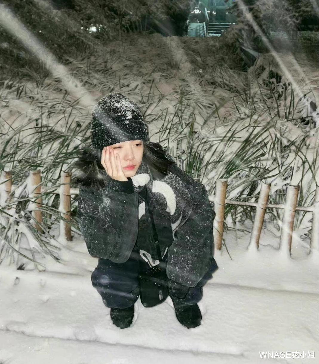WNASE花小姐 女明星集体晒“初雪照”超养眼！冬日穿搭成焦点，你最pick哪一套