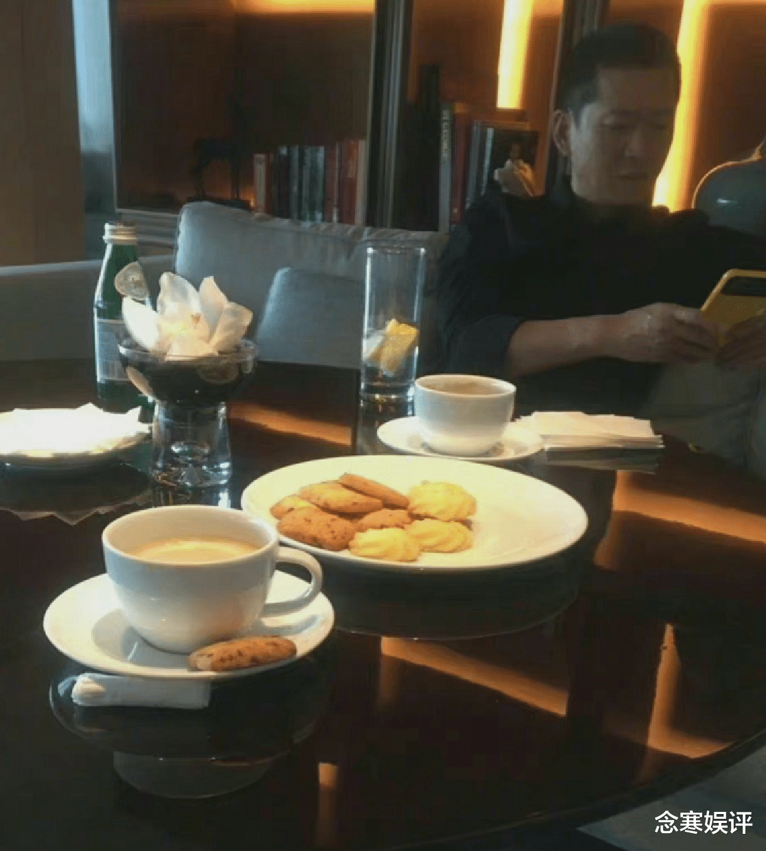 周杰|周杰回应避孕药风波，听从了朋友的建议，承认是gay才能洗刷清白