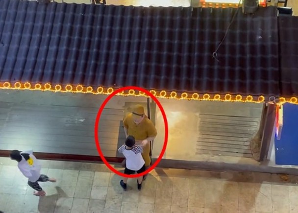 交易 一名男童在重庆市洪崖洞景区内疯狂掌掴站立的日军雕像