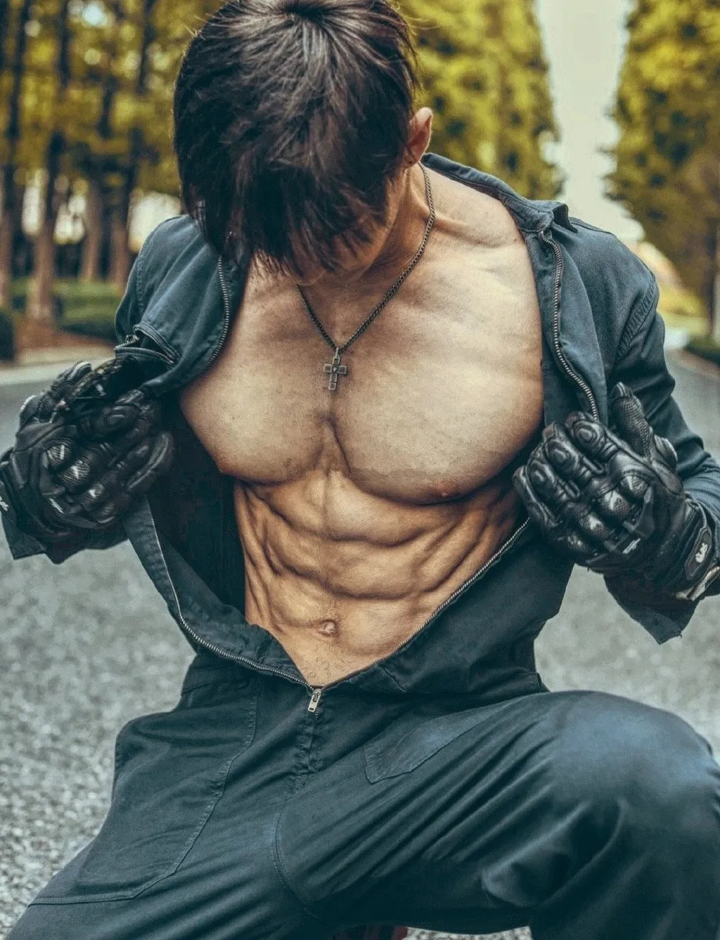 松山芭蕾舞团|酷似林更新的185肌肉私教被抓拍，没想到他的沙滩照更好看