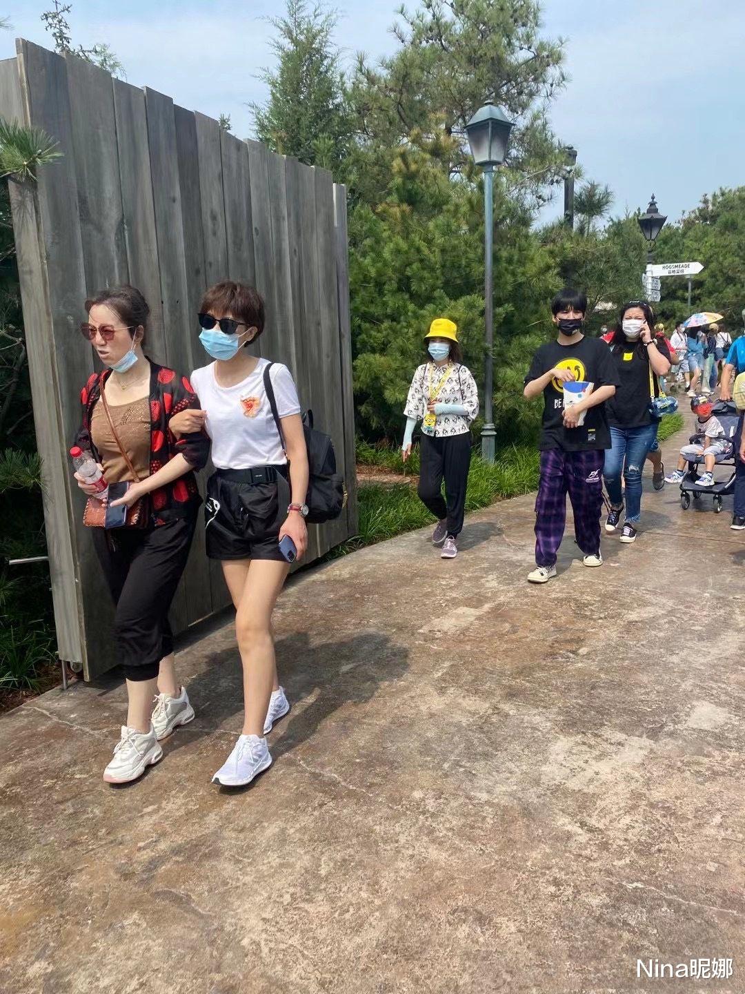 Nina昵娜|大张伟携妻游影城，41岁妻子穿牛仔裤直逼180斤贾玲，一看就有福气