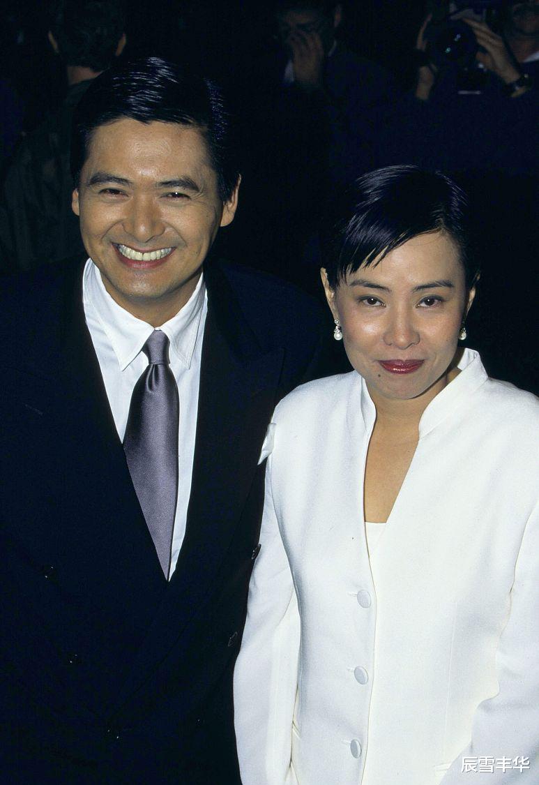 辰雪丰华 周润发夫妇同框，陈荟莲“黑白”造型看似低调，实际却很上档次