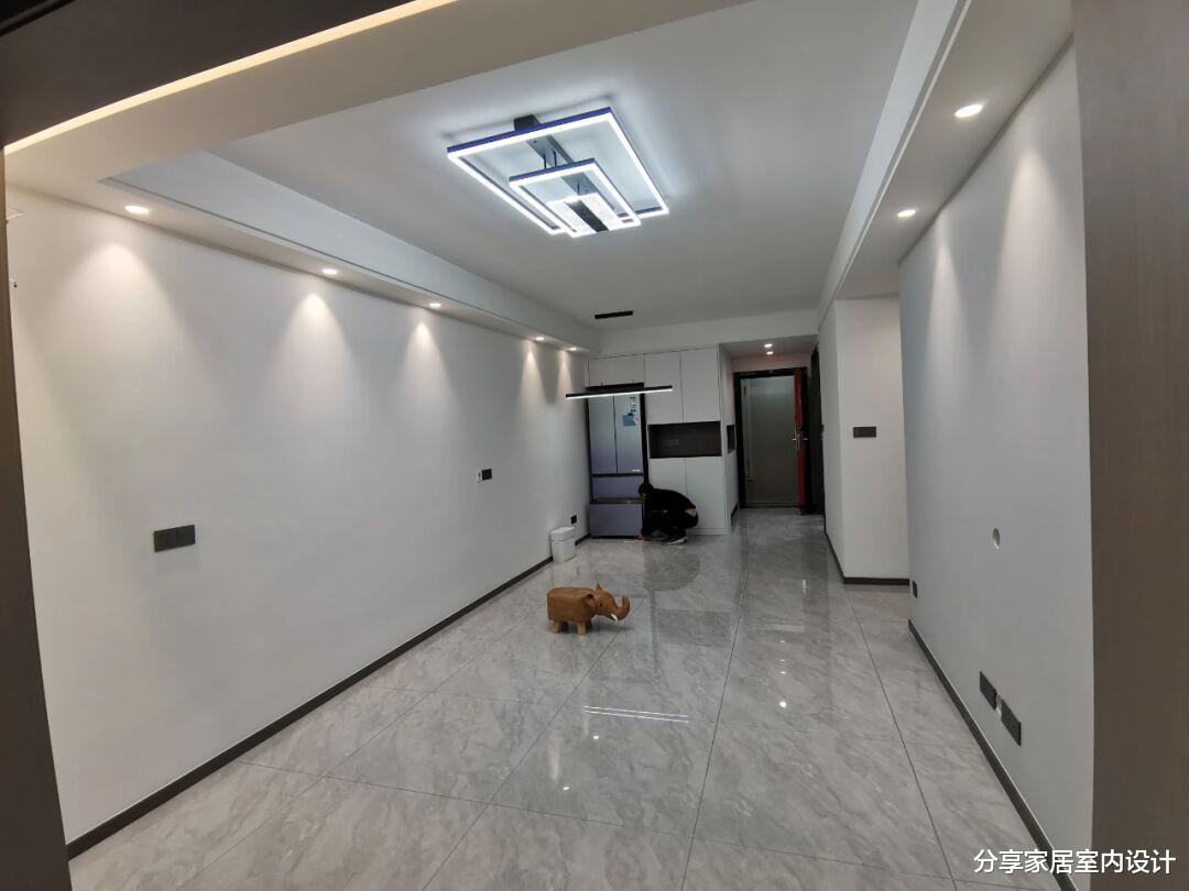 普通人家的装修，不做电视墙，设计嵌入式的衣柜非常实用！