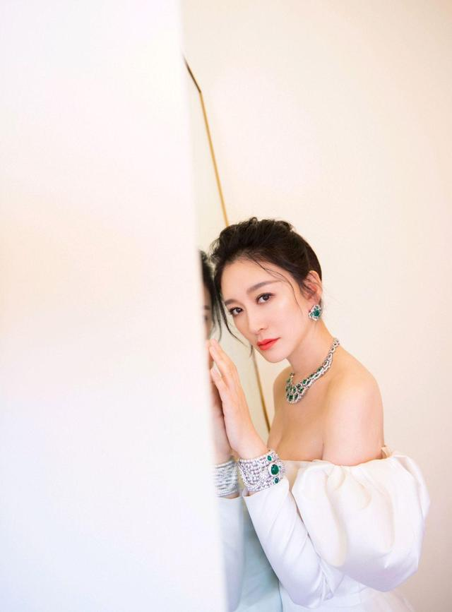 孟非|组图：李小冉写真照，性感饱满，令人怜爱！