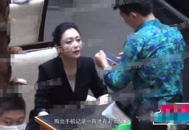 时尚风行派|京圈大佬罕见齐聚！69岁陈凯歌啤酒肚太抢镜，娇妻陈红却坐在边缘