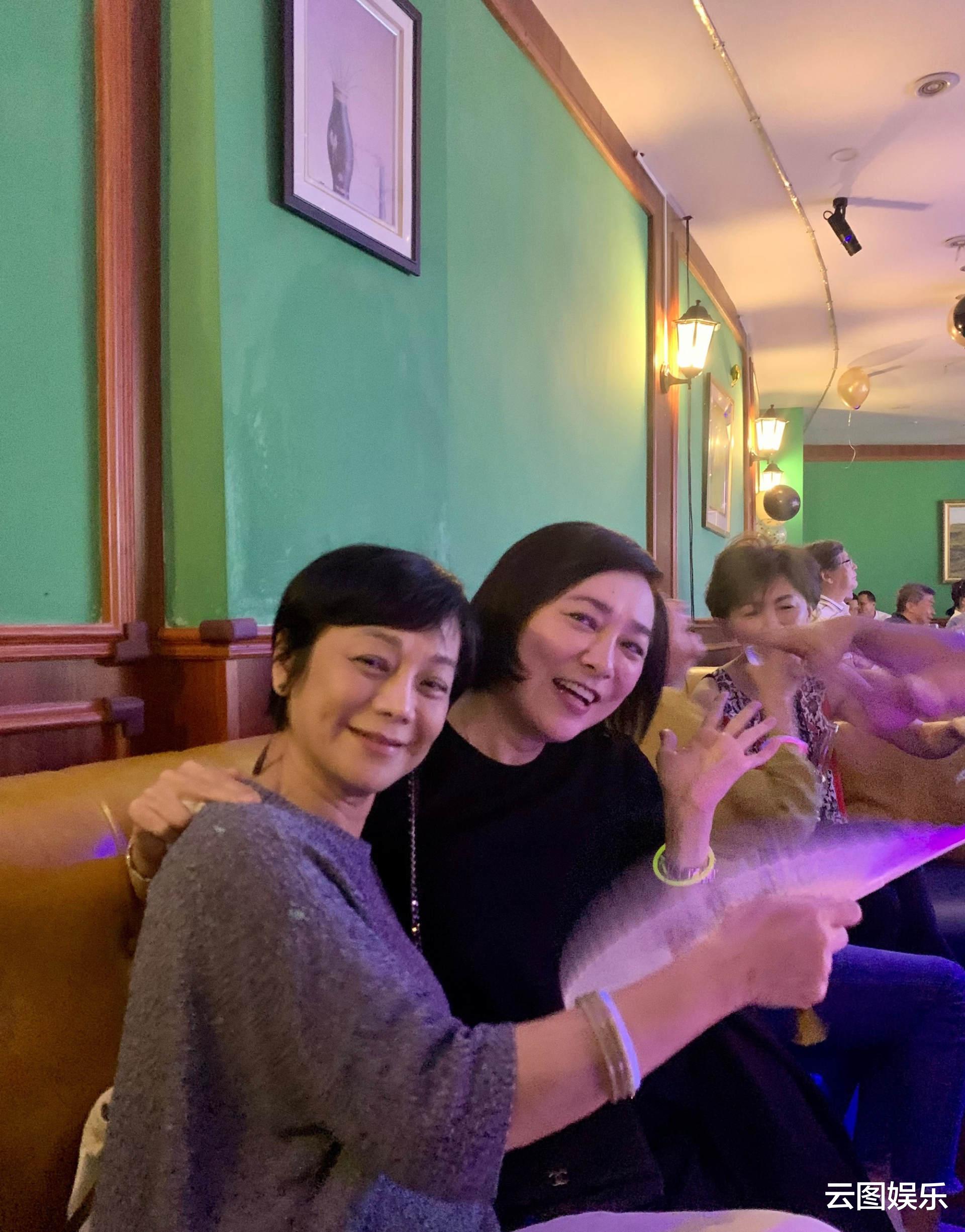 朱宝意|“神仙姐姐”朱宝意晒聚会照，张艾嘉携夫现身，富豪老公长发抢镜