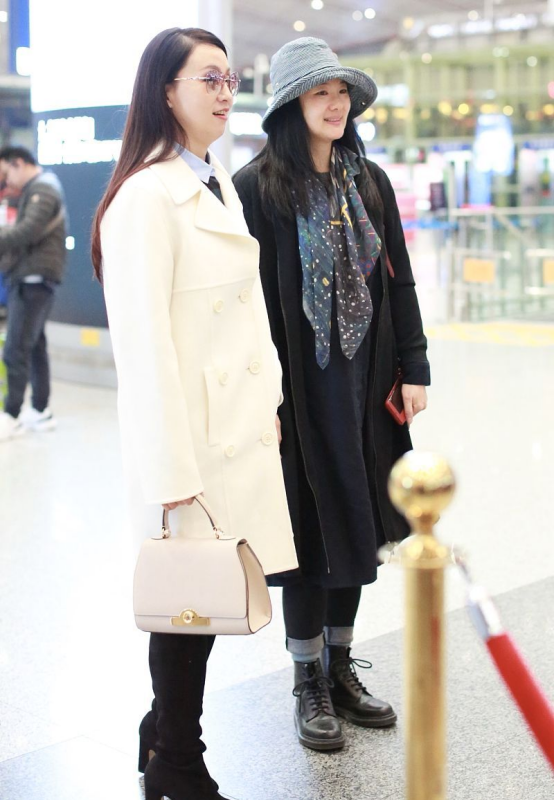 BiuFashion 素颜的咏梅和陶虹好温柔，穿搭简约没架子，看着像“邻家阿姨”