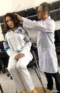 鑫宝聊育儿|“这模特怀孕7个月还在工作，她老公呢？”网友：在旁边卖车呢！哈哈哈