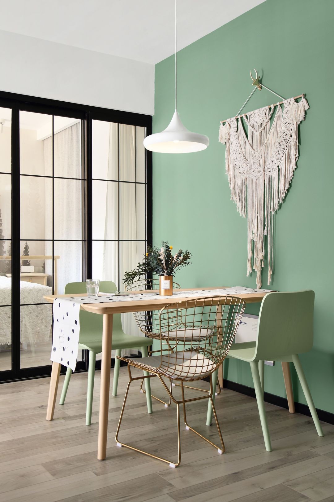 手办|绿色沙发搭配粉色座椅，还有专门的手办柜，身边的朋友都羡慕不已