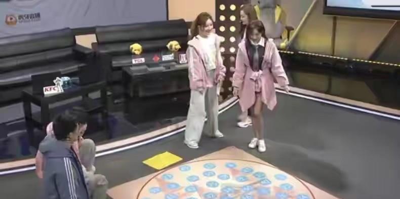 美女主播|“哄睡女神”跨圈联动！周童潼现场脱鞋，黑丝细腿获全网好评