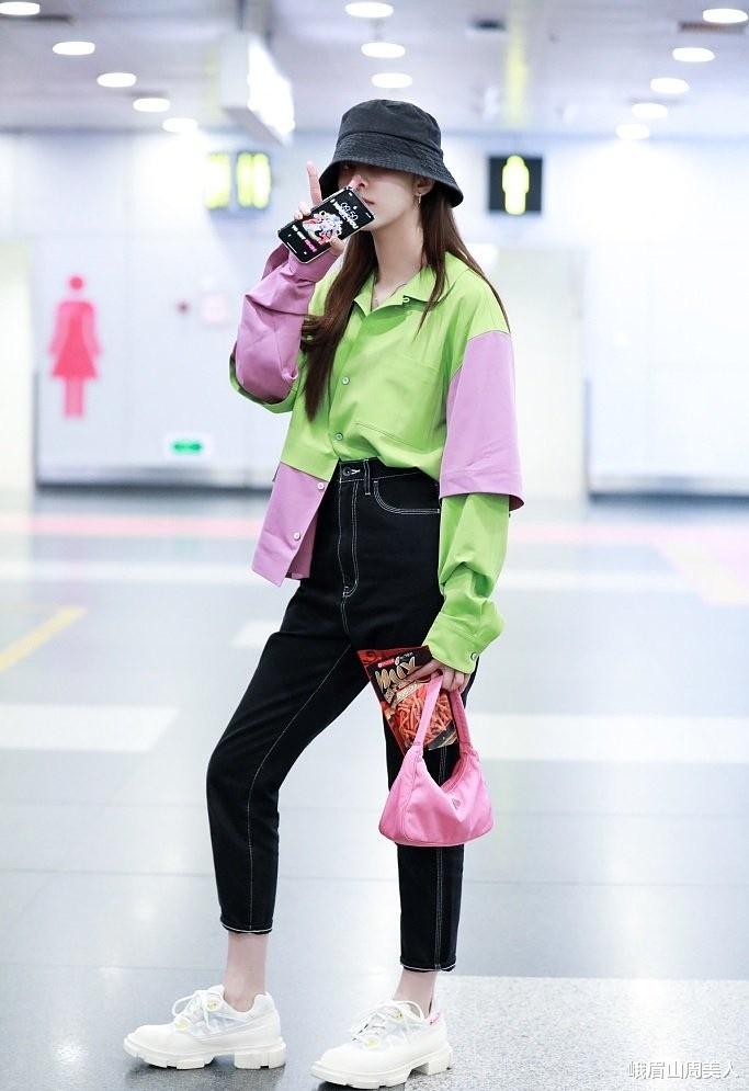 峨眉山周美人|杨紫带火了一种穿法叫：“衬衫+牛仔裙”，时尚减龄还特显瘦