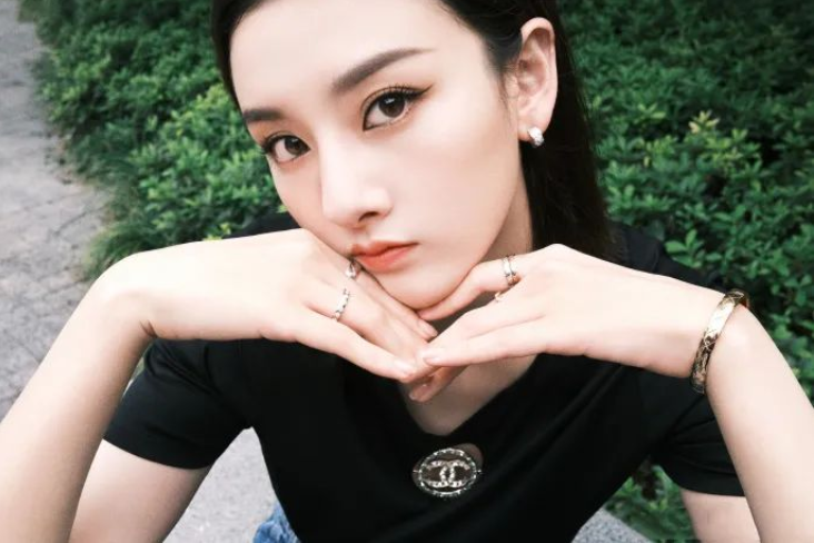包子 最近火了一种妆容，叫“泪光妆”，楚楚可怜，浪漫又动人！