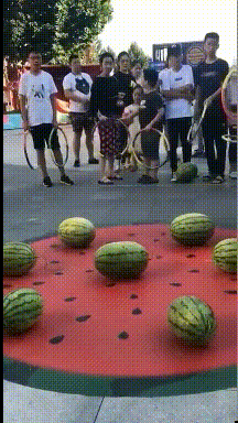 小姐姐 小姐姐果然是腿长任性，就是这个衣服容易让人误会，有些小小的尴尬！哇哈哈