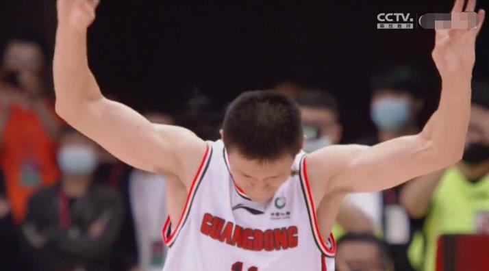 杨鸣|各种补强后发现教练才是短板？辽粤大战连登5条热搜，杨鸣遭质疑