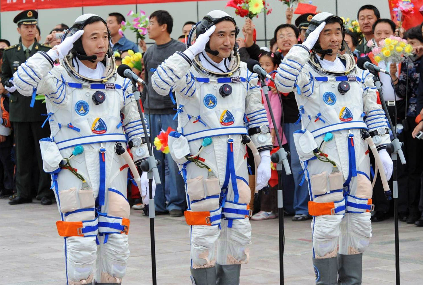 王亚平成功出舱,所穿航天服价值3000万,返回后却直接丢在太空?