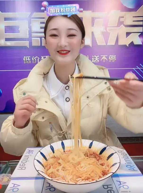 陈亚男|要复合？陈亚男删除离婚声明，大包小包探望大衣哥，小伟全程冷漠