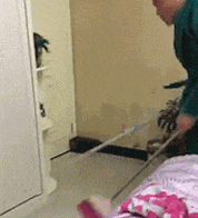 大城小乐故事 “女孩啊，这就是找个没车男友的后果！”下雨天都没眼看了...哈哈哈