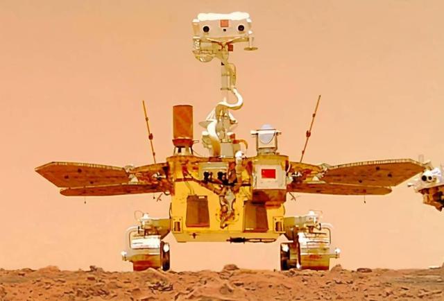 看到月球上的五星红旗,美国登月再遭质疑,为何美国国旗在飘扬?