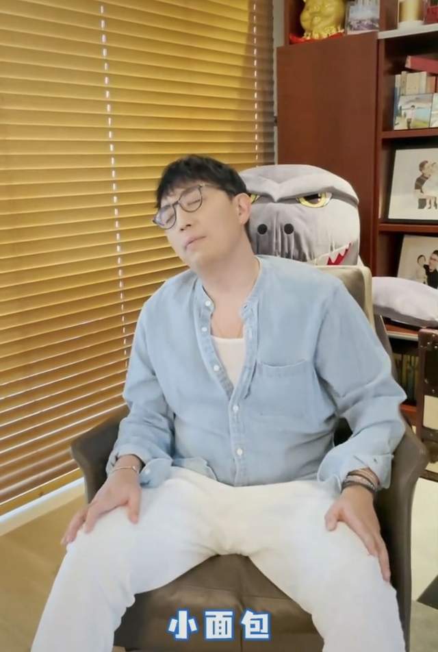 华少|主持人华少首晒三胎小儿子正脸！儿女争宠太幸福，神秘娇妻未出镜