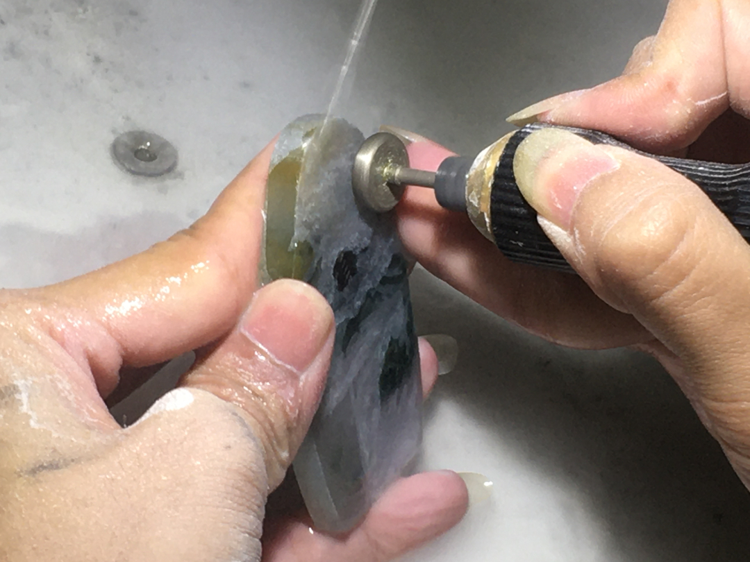 玉雕|好料配好工|玉雕师浅浅几笔轻浮雕，山河辽阔旭日升！