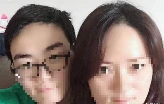 時間要聞 成都墜亡學生家長抱著遺像坐在學校門口，背后就是校訓：求真求實