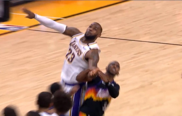 湖人队|热议湖人输G1！苏群+名嘴点出致命大患，老詹拒评保罗危险伤人动作！