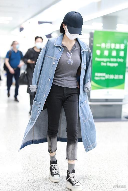 lo时尚咖 50+许晴身材像开挂，休闲装也挡不住“3D身材”，简单搭配更显气质