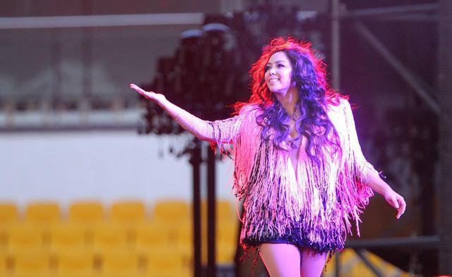 张惠妹|49岁张惠妹瘦出新高度，减重近60斤成“V脸”，网友：女神啊