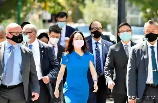 全球时尚号|孟晚舟霸气亮相，穿中蓝色裙装有职业范，步伐从容气质优雅