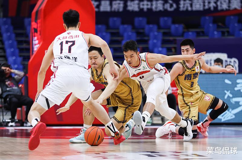 杜锋|杜锋派出4新星组成高个阵容，2米后卫正式上线，3大5号位高塔同时登场