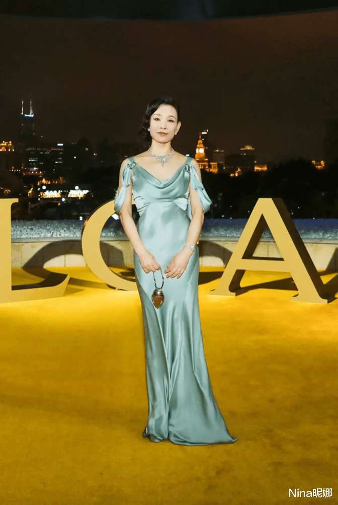 肖战|60岁陈冲久违亮相变胖，穿缎面裙大肚腩抢镜，老戏骨一出场就被吸引