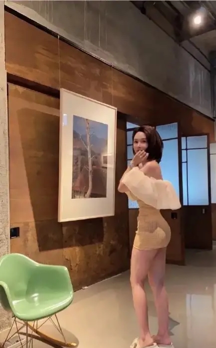吴嘉情吧|老公出差回来，我忽然发现他的手机里有别的女人的暧昧短信