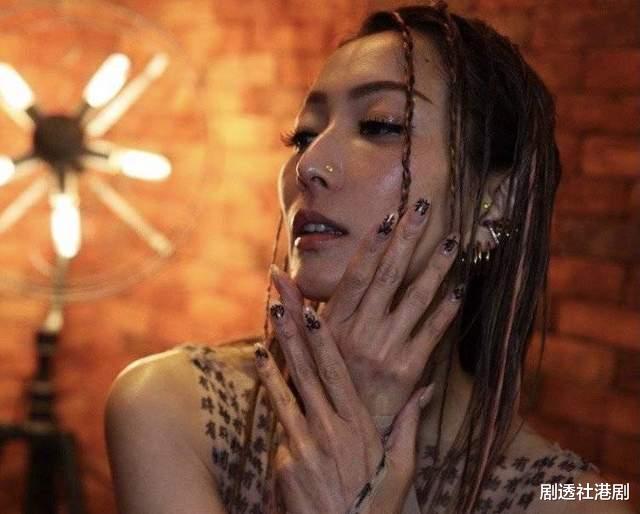 大宅门|天后郑秀文晒刮痧照，背部手臂呈深红色，身体状况令人担心