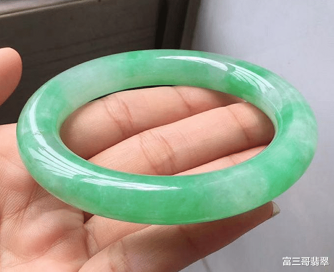 翡翠|翠友提问——这款翡翠我非常喜欢，但是有瑕疵，到底应不应该买？