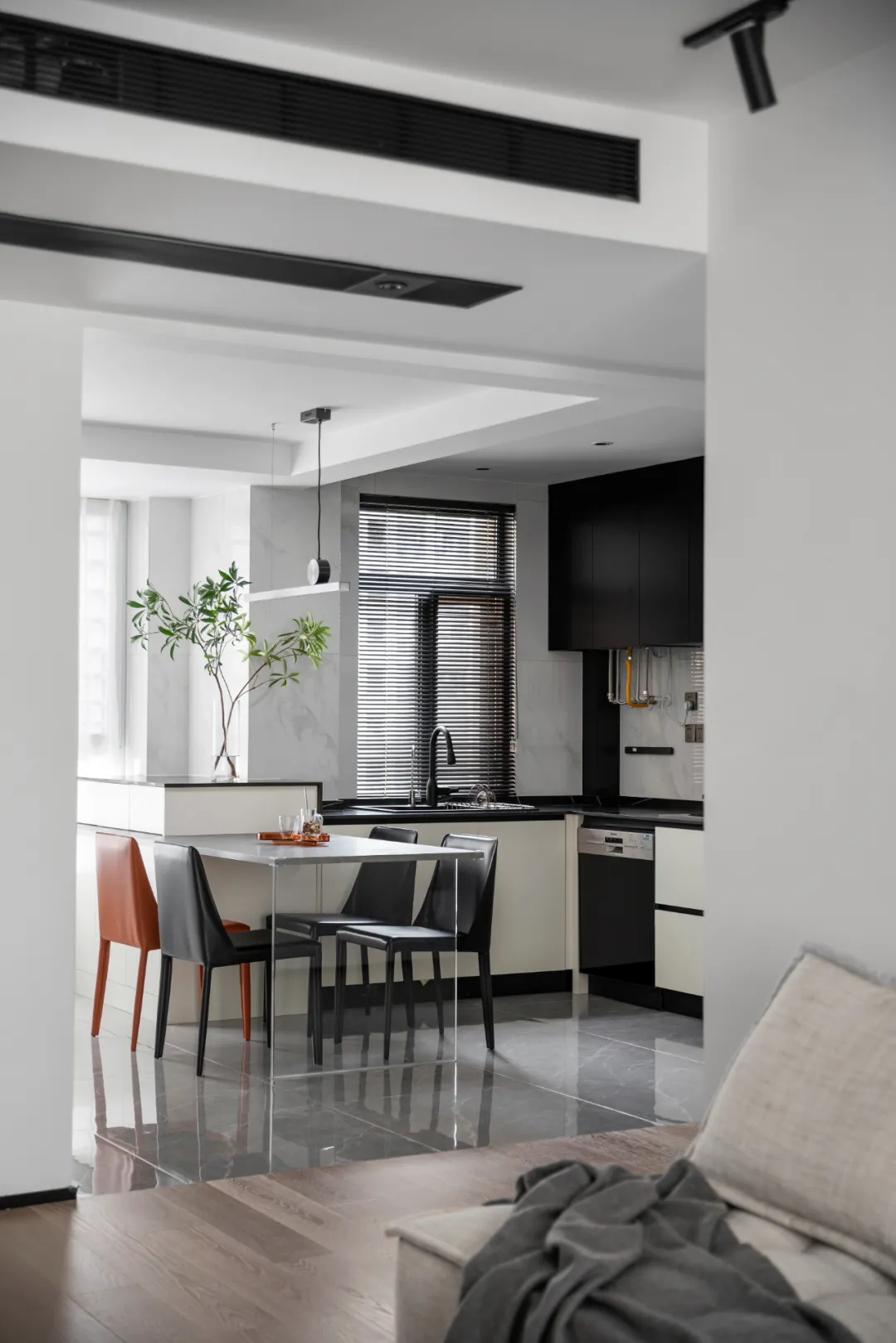 110㎡三房二手房改造，黑白灰清爽简洁