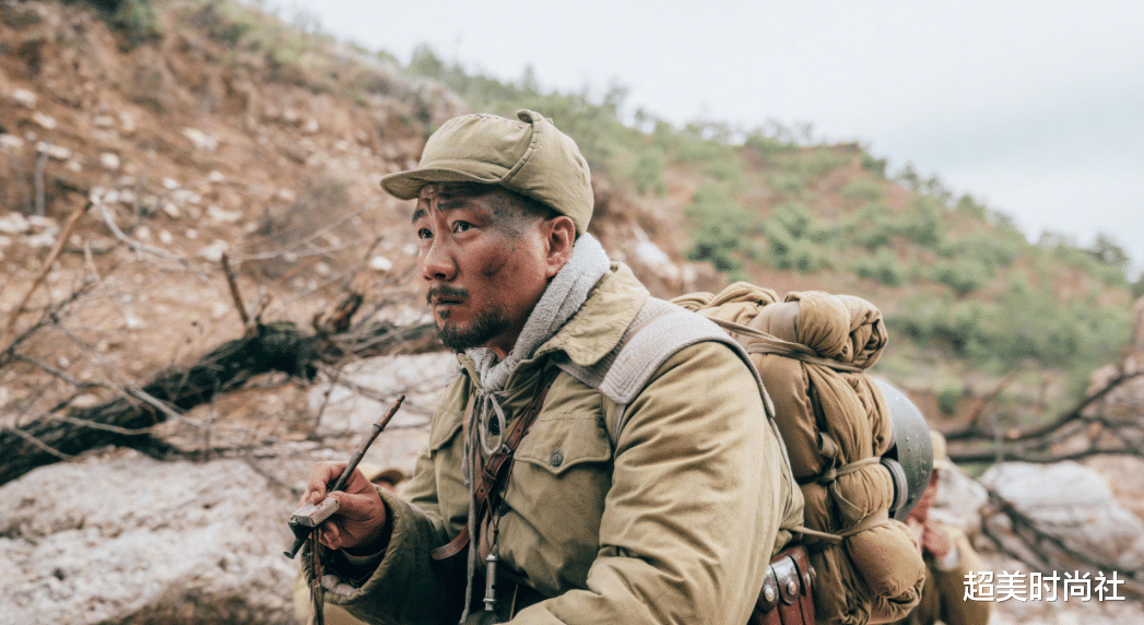 超美时尚社 VOGUE大秀夜主持人撞脸胡军！侧颜轮廓太像，网友称差点认错