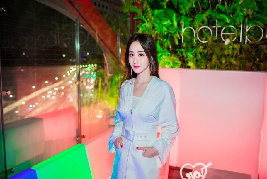 何有强|陈德容?已经47岁了，魅力不减，穿白色外套搭配半身，高级优雅