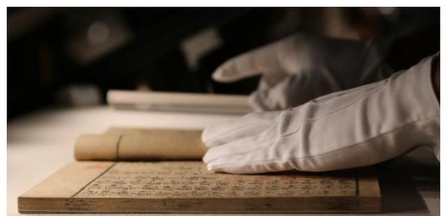 古玩市场 男子古玩市场捡漏，花一万块买了本不起眼的字典，转手卖千万