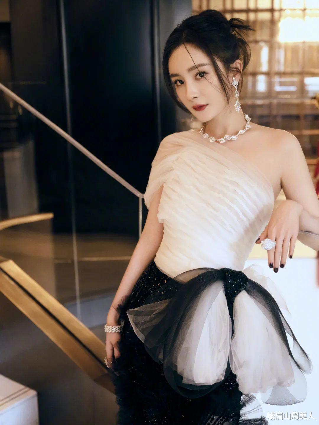t恤|?女人别总扎“低马尾”，今年流行这3种发型，杨幂、迪丽热巴早安排了！