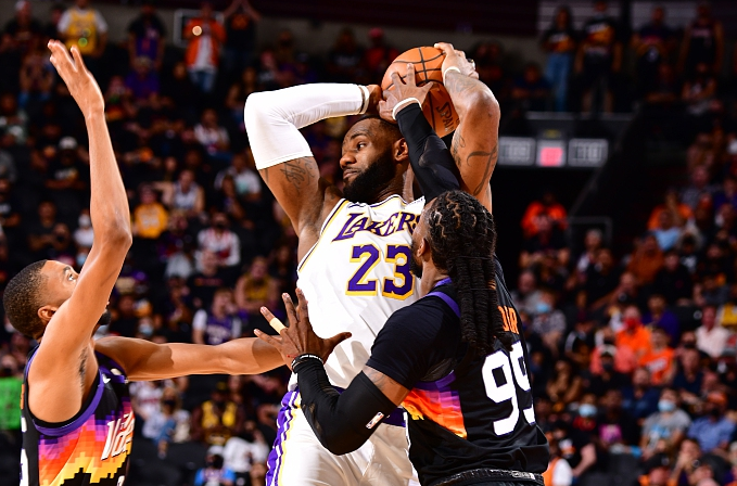 湖人隊|7記三分，輸14個籃板！沃格爾雪藏2人，湖人真是作繭自縛