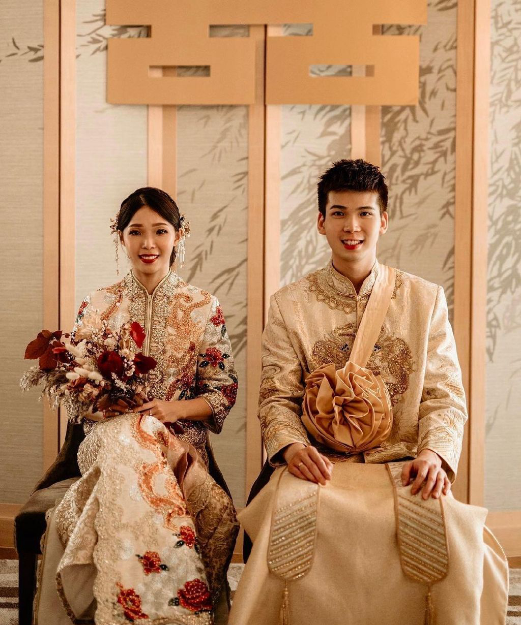 布拉德利|华裔羽毛球女神大婚，穿中式嫁纱亲吻老公，伴郎团工地装惊艳全场