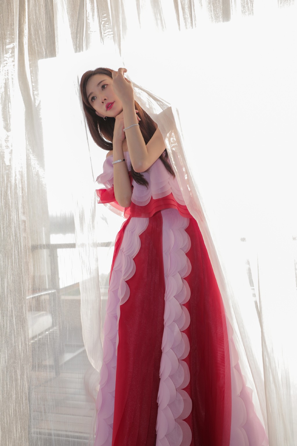 林志玲|林志玲这身窗帘裙子还挺抢镜的，虽然颜色土了点，但却一点不丑